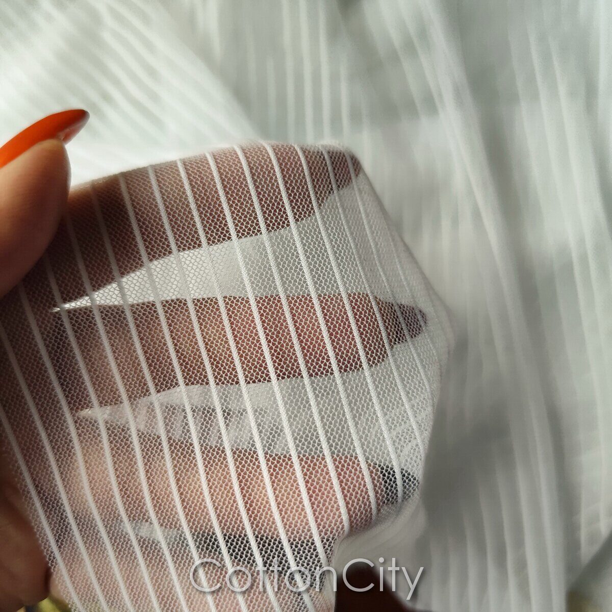 Тонкая трикотажная сетка в полоску молочного цвета